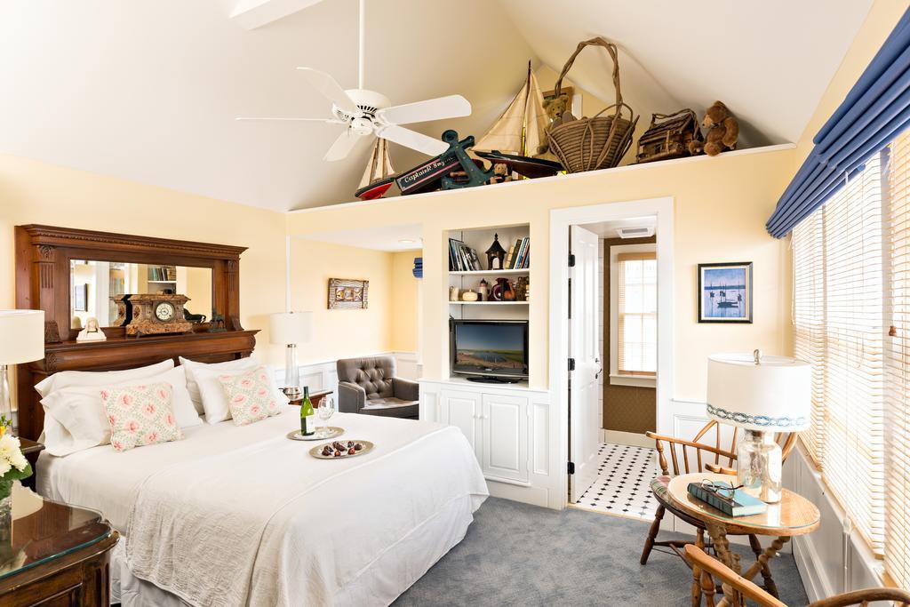 Brass Key Guesthouse Adults Only Провинстаун Екстериор снимка