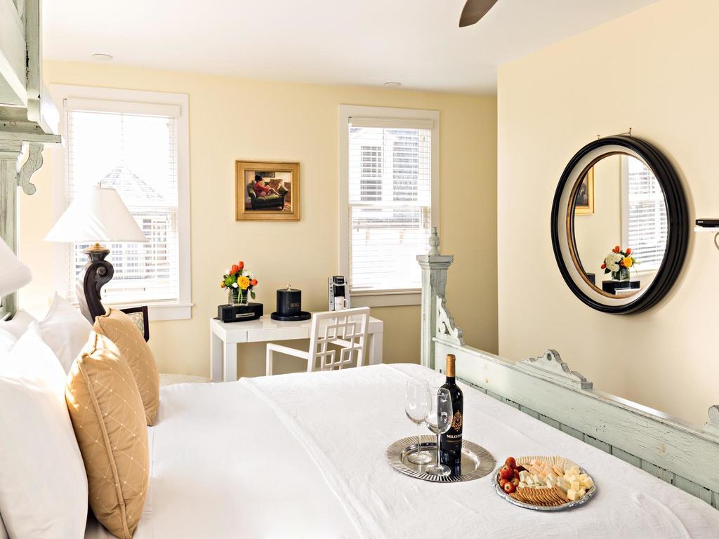 Brass Key Guesthouse Adults Only Провинстаун Стая снимка