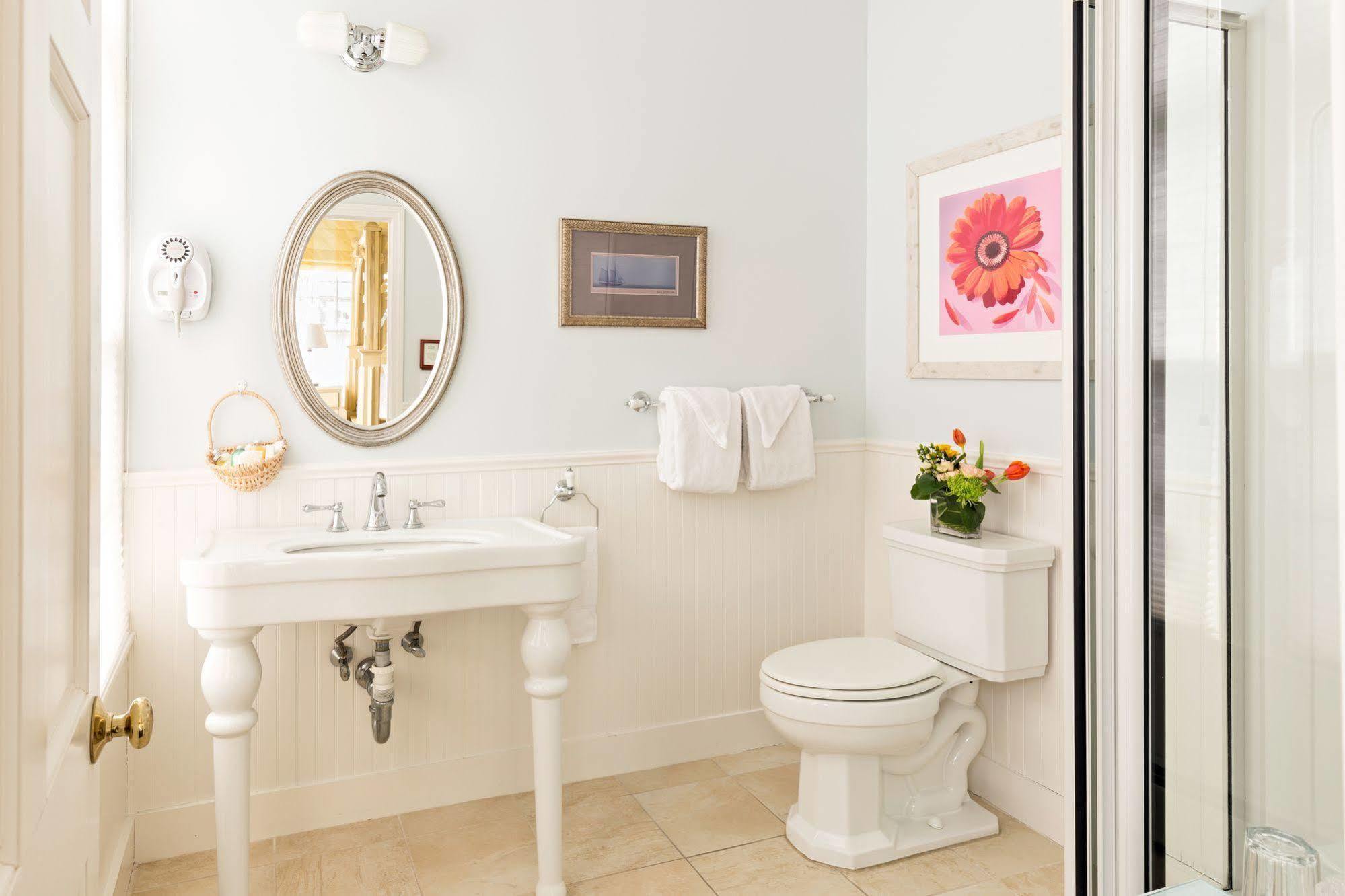 Brass Key Guesthouse Adults Only Провинстаун Екстериор снимка