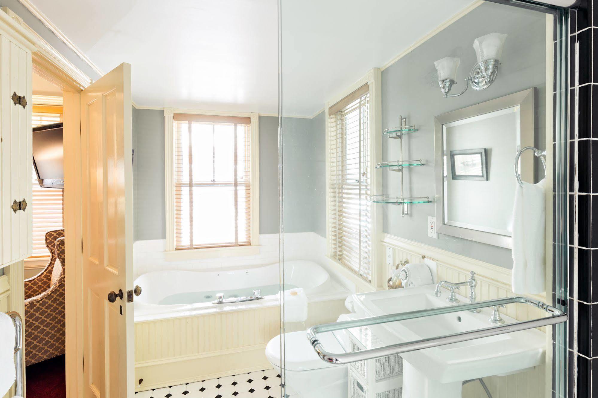 Brass Key Guesthouse Adults Only Провинстаун Екстериор снимка